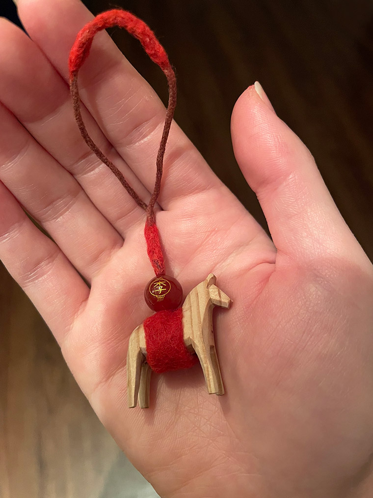 Glued together felt to wrap around the body of the horse with a loop to be able to attach it to a bag